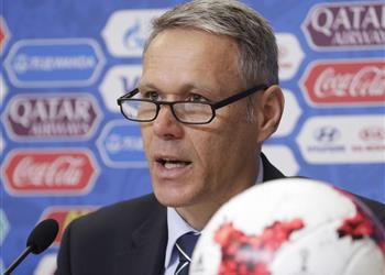 فان باستن يهاجم نيمار ويشيد بمودريتش