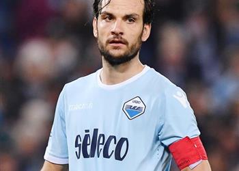 قائد لاتسيو يتحدى كريستيانو رونالدو