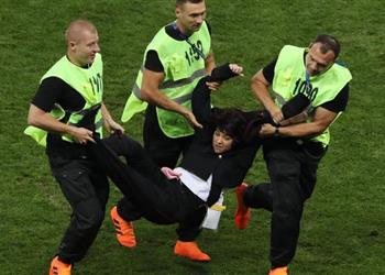 فيديو أزمة سياسية وراء اقتحام نهائي مونديال روسيا