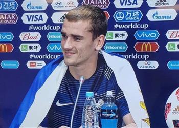 الكشف عن لماذا حضر جريزمان مؤتمر كأس العالم ملفوفا بعلم اوروجواي