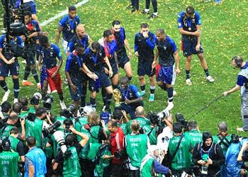 بالفيديو لقطة كانتي ونزونزي عندما يخجل صناع المجد من الجلوس في المقدمة