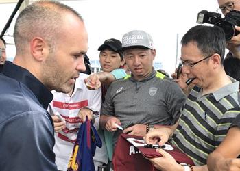 صور استقبال حافل لإنييستا في اليابان