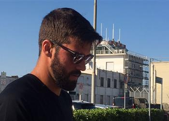 أليسون يطير إلى ليفربول