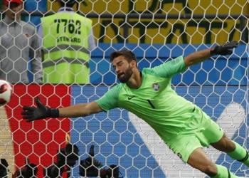 لماذا رفض أليسون ريال مدريد وتشيلسي ووافق على ليفربول