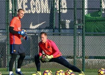 روما يحسم موقفه من ضم حارس مرمى برشلونة بعد رحيل أليسون