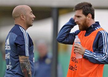 صحفي أرجنتيني يكشف كواليس مشادة ميسي وسامباولي بالمونديال