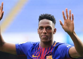 ياري مينا يكشف عن شرطه للبقاء مع برشلونة