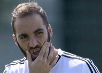 رئيس تشيلسي يخشى التعاقد مع هيجواين