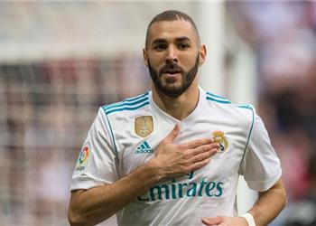 صحفي فرنسي يؤكد مفاوضات بنزيما مع ميلان ومهاجم ريال مدريد يواصل هجومه