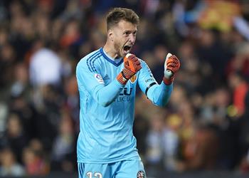 حارس فالنسيا على رادار تشيلسي