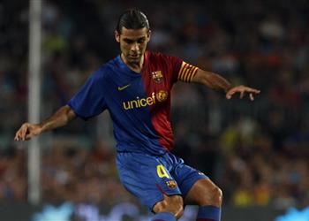 نجم برشلونة السابق يعلن اعتزاله رسمي ا