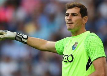 كاسياس يدافع عن حارس ليفربول