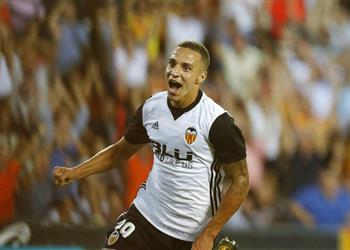 مهاجم فالنسيا يكشف حقيقة انتقاله لريال مدريد