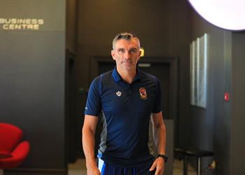 كارتيرون يحاضر لاعبي الأهلي قبل المران الأول في بتسوانا ويقرر خوض تدريبات خفيفة