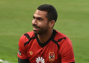 أحمد فتحي يؤدي تدريبات طائرة في مران الأهلي