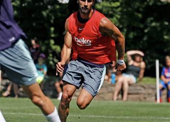 صورة لاعب برشلونة يحرج مشجع ا بعد السخرية منه