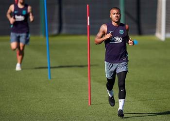 رافينيا يشبه آرثر بنجم برشلونة ويثير الشكوك حول مستقبله