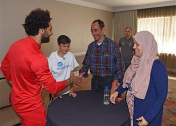 صور وفيديو محمد صلاح يفاجئ لاجئ سوري في أمريكا