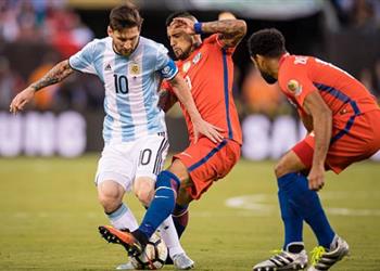 فيدال يضحي براتبه من أجل ميسي