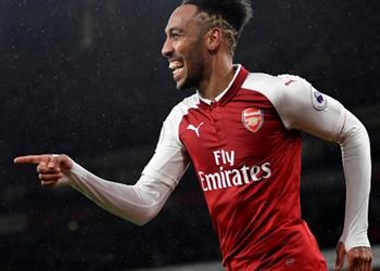 صورة والد أوباميانج يلمح لاقتراب نجم برشلونة من أرسنال