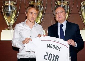 بيريز يغري مودريتش بعقد جديد