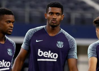 برشلونة ينجح في تمديد عقد مدافعه