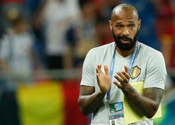 ليستر سيتي يقترب من إقالة مدربه هنري الأقرب