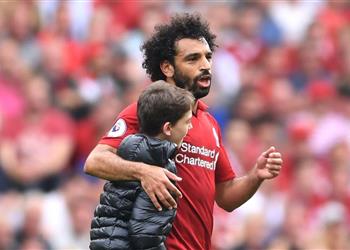 فيديو طفل يقتحم ملعب مباراة ليفربول ووست هام من أجل محمد صلاح