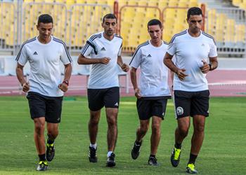 طاقم التحكيم المغربي لمباراة الأهلي والنجمة ينهي مرانه على برج العرب