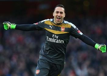 نابولي يتمسك بضم حارس آرسنال