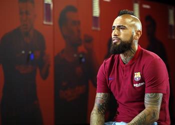 فيدال يتحدث عن طفولته الصعبة ويختار الأفضل في العالم