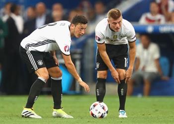 كروس ي كذب أوزيل ويوجه له نقد ا لاذع ا