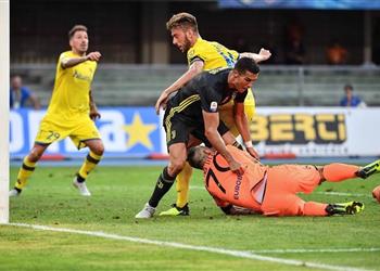 حارس كييفو فيرونا يمازح رونالدو بعد كسر أنفه