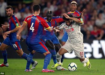 مدرب كريستال بالاس يعترف لاعبنا يستحق الطرد بعد عرقلة محمد صلاح