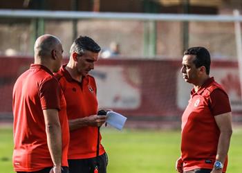 مران الأهلي كارتيرون يفرض أسلوب تكتيكي في التقسيمة استعداد ا لمواجهة الحرس