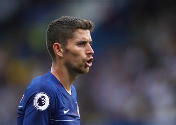 جورجينيو يتفوق بمفرده على لاعبي نيوكاسل