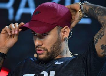 صور نيمار يفاجئ لاعبي برشلونة