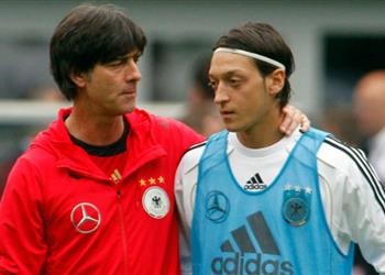 لوف أوزيل لم يتحدث مع قبل الاعتزال والعنصرية بعيدة عن المانشافت