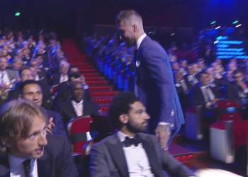 فيديو راموس يستفز محمد صلاح في حفل جائزة الأفضل بأوروبا ورد فعل مهاجم ليفربول