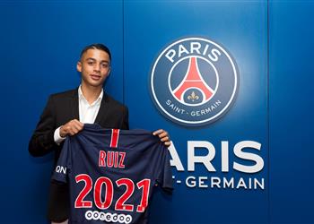 رسمي ا لاعب مغربي يوقع عقده الاحترافي الأول بباريس سان جيرمان