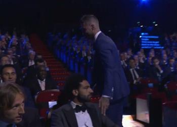 ماركا ساخرة تحية للمريض راموس يطمئن على كتف صلاح