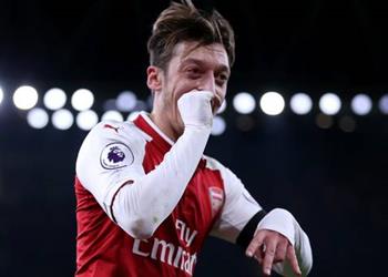 تقارير تكشف هل يشارك أوزيل أمام كارديف الأحد