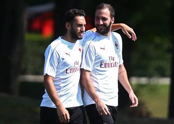 كالهانوجلو متحمس للعب مع هيجواين ضد روما