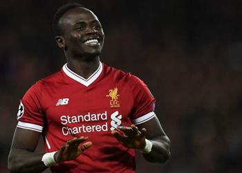 بالفيديو ساديو ماني ينظف مراحيض مسجد ليفربول