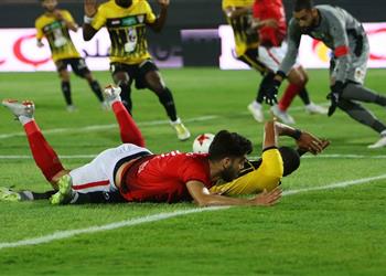 مشاجرة بين محمد نجيب وأوكوروكيت بعد انتهاء مباراة الأهلي والإنتاج الحربي