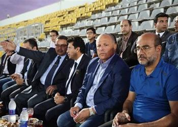 وزير الرياضة وأبو ريدة يؤازران منتخب مصر قبل مواجهة النيجر
