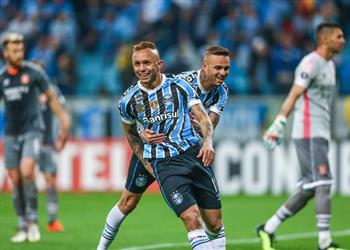 صراع إنجليزي على مهاجم برازيلي