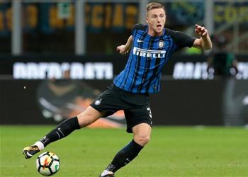 تقارير مانشستر يونايتد يرغب في ضم مدافع إنتر ميلان