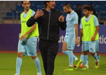 نيبوشا يلقي محاضرة على لاعبي الزمالك قبل مواجهة الفيصلي