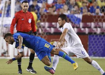 نيمار يهاجم حكم مباراة السلفادور ويصفه بالمهرج